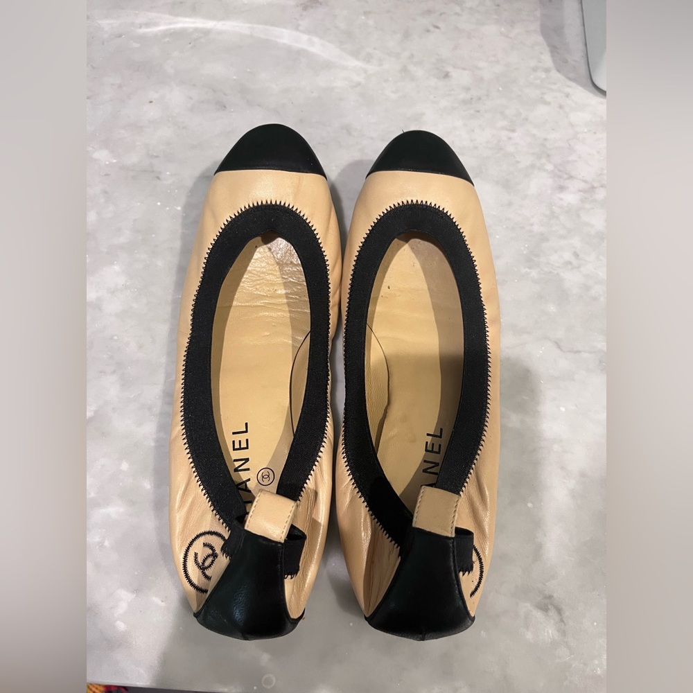 CHANEL Two Tone Leather Cap Toe Ballet Flats. Size 40 (9).